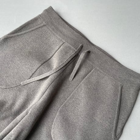 販売継続品 / 北欧、暮らしの道具店 KURASHI&Trips PUBLISHING 「大人に似合うリラックス感」 すっきりシルエットのニットパンツ