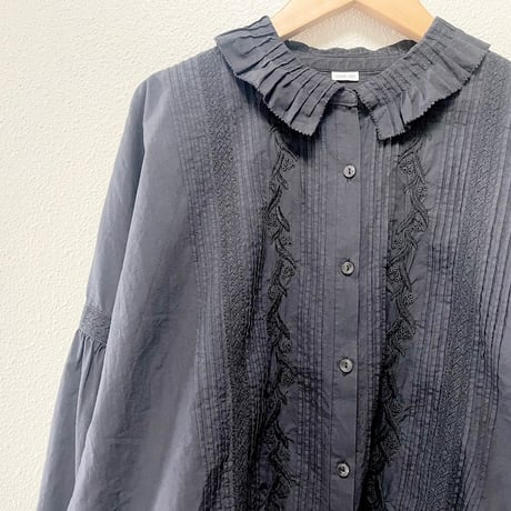 PARICI ピンタック刺繍ブラウス