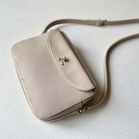 agnes b. レザーショルダーバッグ