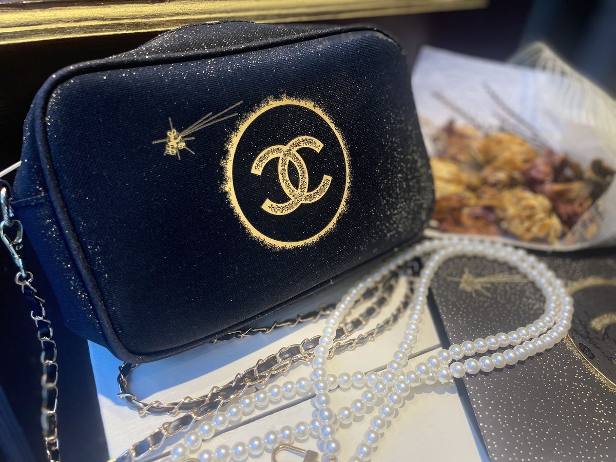 ノベルティCHANEL チェーンストラップ付きミニポーチ　ノベルティ