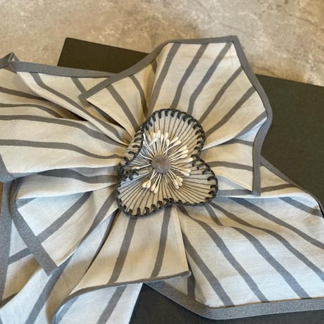 minaperhonen   light flower　corsage