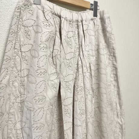 grin シャンブレーリーフ刺繍 台形イージーパンツ