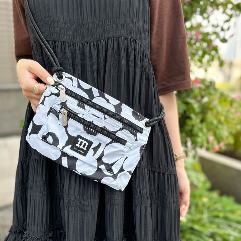 【新品】マリメッコ　marimekko サコッシュ　ウニッコ　ネイビー マリメッコ(marimekko) ウニッコ ショルダー ショルダーバッグ