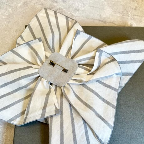 minaperhonen   light flower　corsage