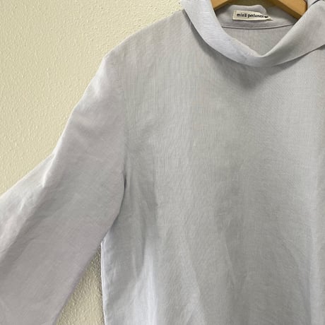 minaperhonen ショルダーボタンロールネックブラウス