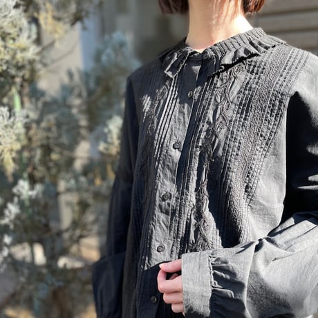 PARICI ピンタック刺繍ブラウス
