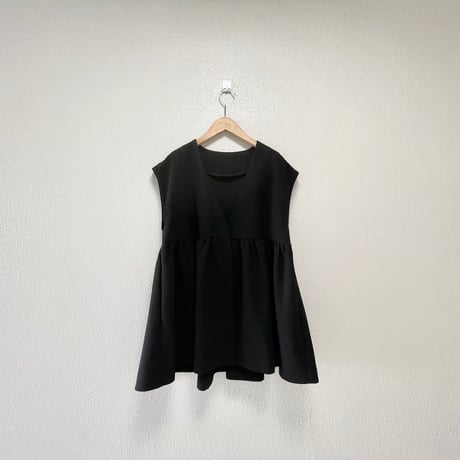 2025 / anana Vネックギャザーペプラムベスト