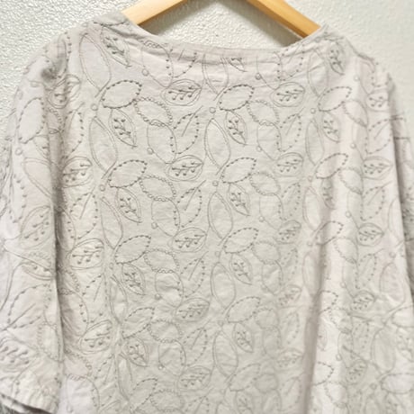 grin シャンブレーリーフ刺繍カットソー