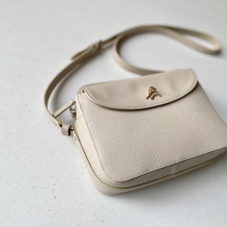 agnes b. レザーショルダーバッグ