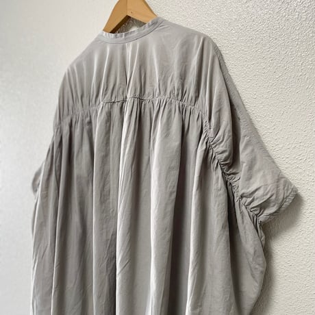 mizuiro ind バックギャザーノースリーブ ロングシャツワンピース【グレー】
