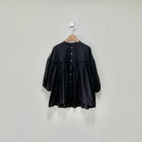 UNIVERSAL TISSU バンドカラーギャザーボリュームブラウス