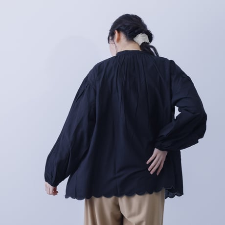 【3色展開】select 胸元シャーリング裾スカラップブラウス