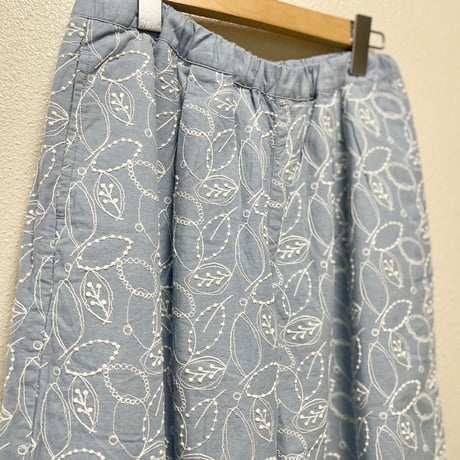 grin シャンブレーリーフ刺繍 台形イージーパンツ