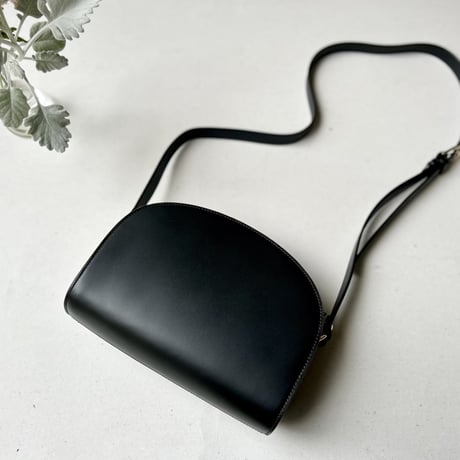 A.P.C. レザーハーフムーンバッグ Demi-Lune