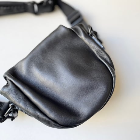 ebagos ラム・ボディバッグ S （マロングラッセ） 籐ポケ付きショルダー ラムレザー BLACK