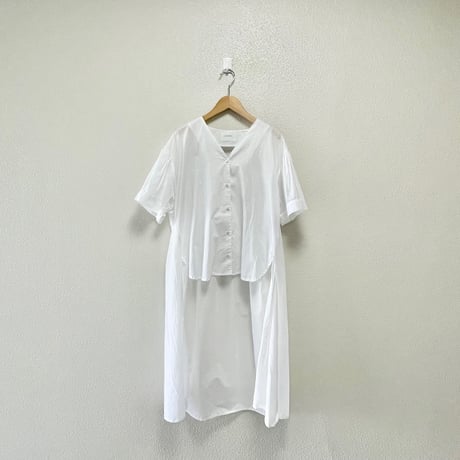 MIDIUMISOLID  Vネックフロントタイルヘムサイドスリットシャツ