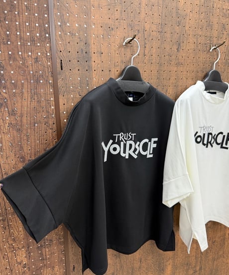 Pauline Bleu ポリーヌブロー　ロゴ ハイネックゆるTシャツ