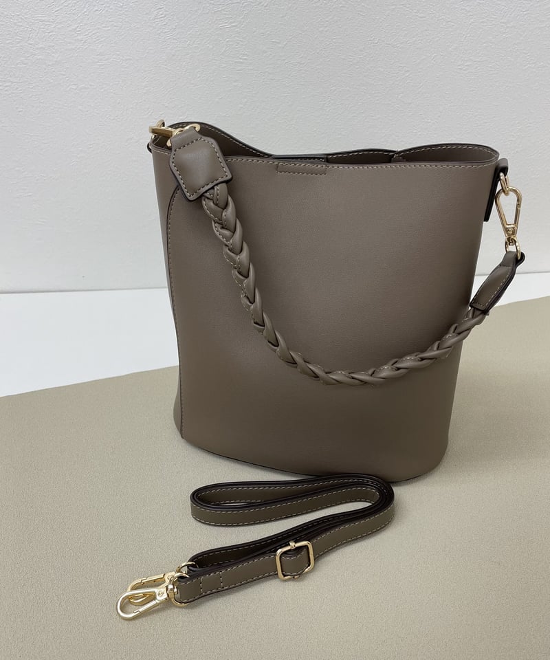 軽量合皮 三つ編みハンドル ハンドバッグ・2col | HA-CHI 軽量合皮 三つ編みハンドル ハンドバッグ・2col | HA-CHI