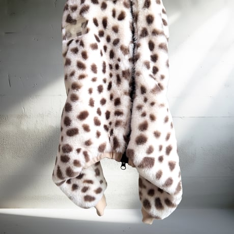 ECO-FUR LEOPARD ZIP-UP ROMPERS:OFF WHITE //ｴｺﾌｧｰﾚｵﾊﾟｰﾄﾞｼﾞｯﾌﾟｱｯﾌﾟﾛﾝﾊﾟｰｽ:ｵﾌﾎﾜｲﾄ