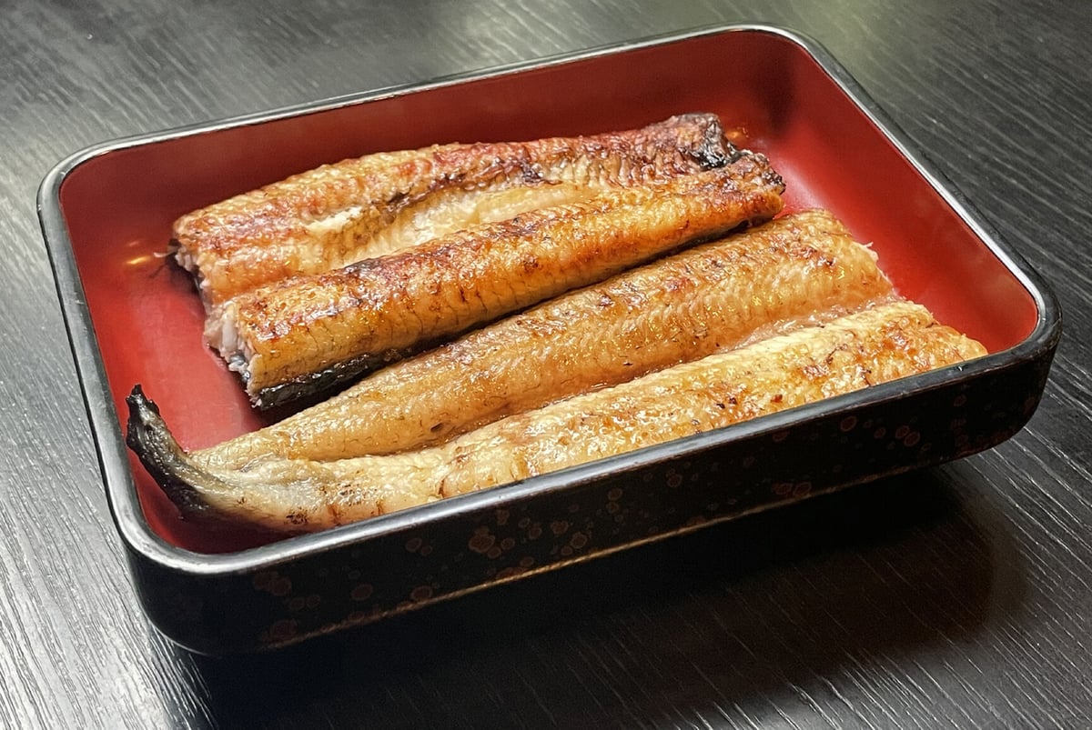 秘伝のタレで丁寧に焼き上げた活ニホンウナギの蒲焼き、白焼き　（2尾） 敬老の日ギフトにおすすめ／特大にほんうなぎ 蒲焼き 約330g(約