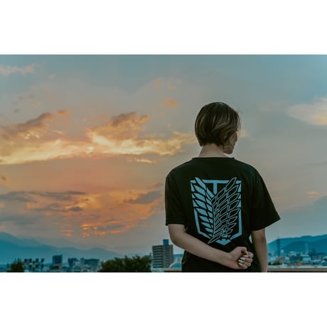 “調査兵団エンブレム” T-SHIRT / BLACK