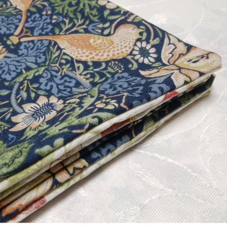 71.【縦型◆人気柄特価！】いちご泥棒柄×ボタニカル柄／38×48.5cm ／リバーシブル*＊シックな柄で2度嬉しいタロットクロス*＊
