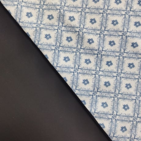 No.228【リュクス】プチフラワー柄×合成皮革／リバーシブル 約46.5×66cm／まるで陶磁器のようなエレガントクロス✧✧✧