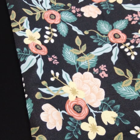 77.【黒花柄×合成皮革ブラック】31.5×48cm／リバーシブル／シックな仕上がり*＊裏地が滑らかでマットな質感*＊