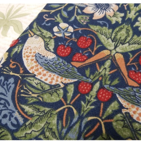 71.【縦型◆人気柄特価！】いちご泥棒柄×ボタニカル柄／38×48.5cm ／リバーシブル*＊シックな柄で2度嬉しいタロットクロス*＊