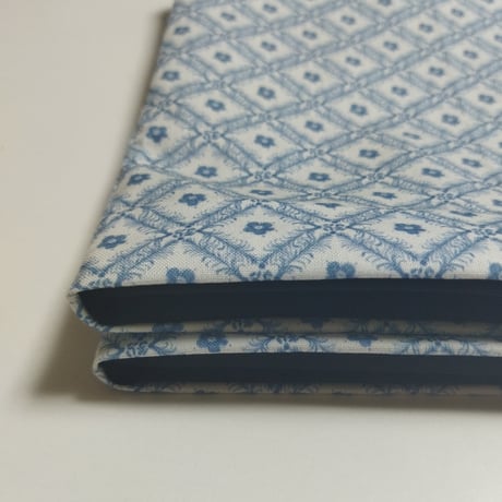 No.228【リュクス】プチフラワー柄×合成皮革／リバーシブル 約46.5×66cm／まるで陶磁器のようなエレガントクロス✧✧✧