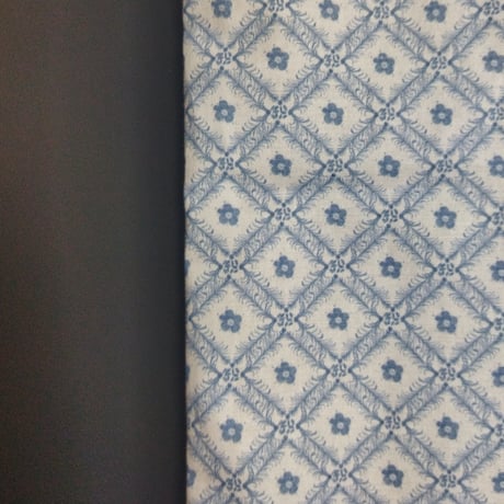 No.228【リュクス】プチフラワー柄×合成皮革／リバーシブル 約46.5×66cm／まるで陶磁器のようなエレガントクロス✧✧✧