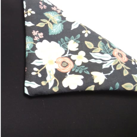 77.【黒花柄×合成皮革ブラック】31.5×48cm／リバーシブル／シックな仕上がり*＊裏地が滑らかでマットな質感*＊