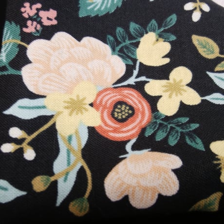 77.【黒花柄×合成皮革ブラック】31.5×48cm／リバーシブル／シックな仕上がり*＊裏地が滑らかでマットな質感*＊