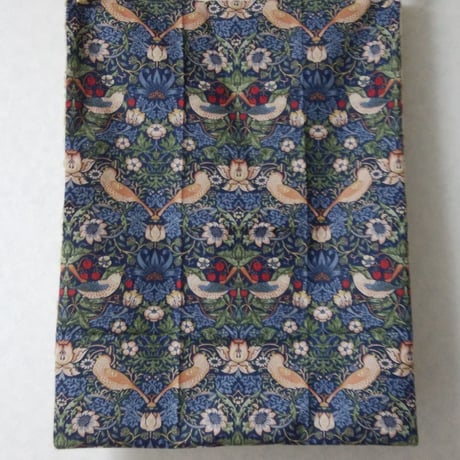 71.【縦型◆人気柄特価！】いちご泥棒柄×ボタニカル柄／38×48.5cm ／リバーシブル*＊シックな柄で2度嬉しいタロットクロス*＊