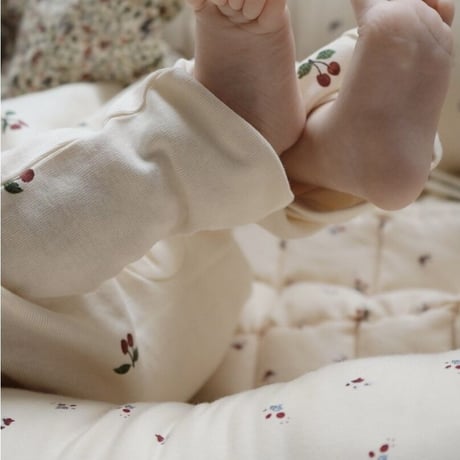 Newborn Onesie GOTS [ Cherry ] / Konges sloejd     [ コンゲススロイド   新生児 ロンパース チェリー 前合わせ 肌着 出産準備]