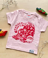 【一点もの】イリオモテヤマネコ｜キッズTシャツ5.6oz［ベビーピンク／140cm］