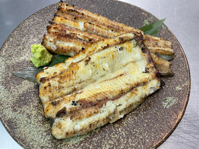 若菜館のうなぎ白焼き 真空パック 4人前（白焼き8枚入り、わさび付き