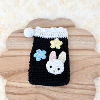 うさぎちゃんとお花のお守り袋 ブラック