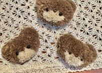 ふわもこくまさんブローチ beige