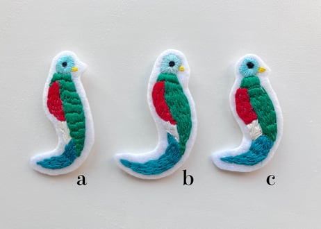 ケツァルの刺繍ブローチ