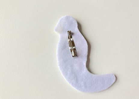 ケツァルの刺繍ブローチ