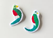 ケツァルの刺繍ブローチ