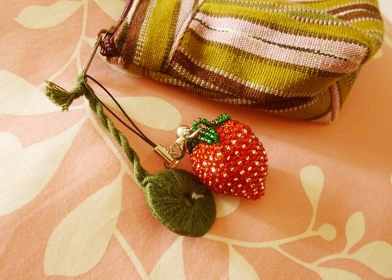 【オーダー承ります】あみぐるみ シマエナガ　イチゴ　いちご　苺　ストラップ オーダー承りま】あみぐるみ シマエナガ 黒色 イチゴ いちご 苺
