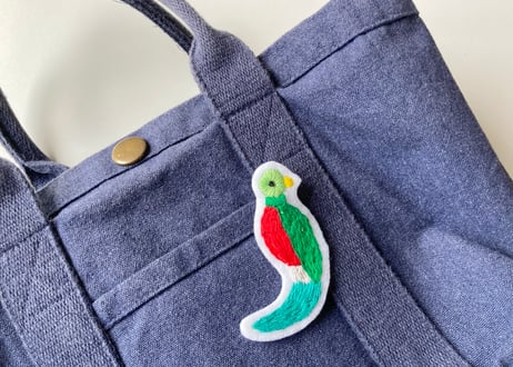 ケツァルの刺繍ブローチ