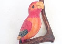 木彫りのコンゴウインコ