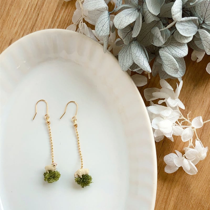 小さなひつじさんアクセサリー チェーンピアス&イヤリング | fores. 小さなひつじさんアクセサリー チェーンピアス&イヤリング | fores.