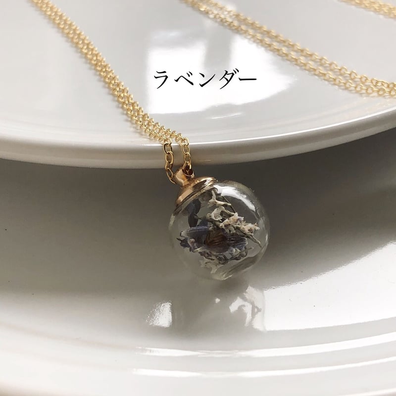 ドライフラワーのガラスドームネックレス | fores.