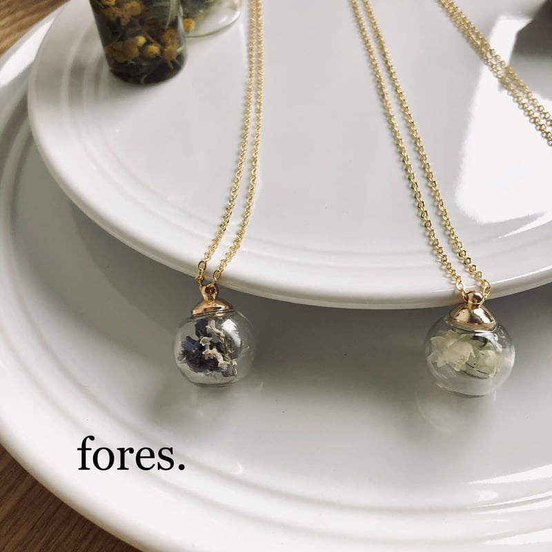 【箱付き未使用品】レナード ビジュ　ドライフラワーボトルネックレス　ガラス　真鍮 ドライフラワーの革ひもネックレス | fores.