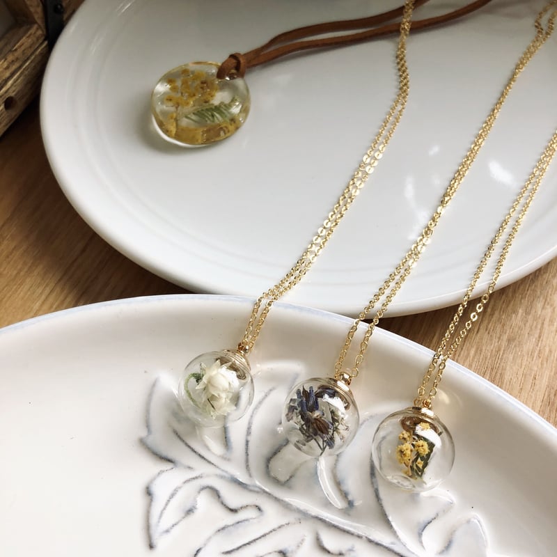 ドライフラワーのガラスドームネックレス | fores.