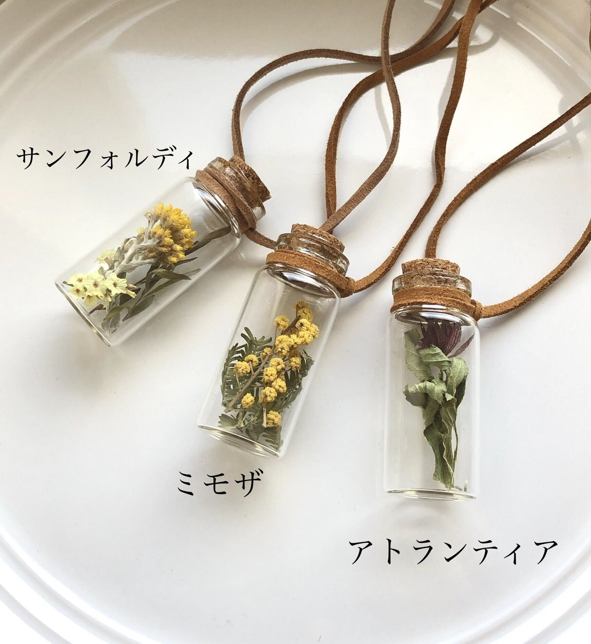 【箱付き未使用品】レナード ビジュ　ドライフラワーボトルネックレス　ガラス　真鍮 箱付き未使用品】レナード ビジュ ドライフラワーボトルネックレス